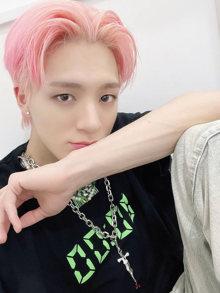 hourly jeno 👑 tweet media