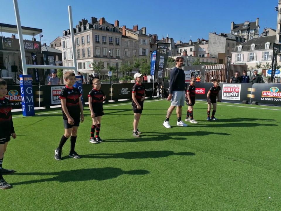OvaleCitoyen's tweet photo. Le @top14rugby Rugby Tour est lancé à Limoges. Vous pouvez nous rejoindre sur le "Corner Emploi" avec @LNRofficiel et sur le terrain pour du rugby inclusif avec @JulienPierre4 et @PElhorga https://t.co/7wRDej6bpo