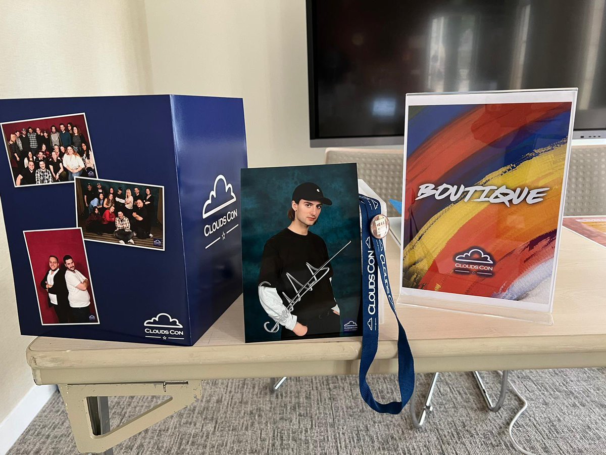 CloudsCon's tweet photo. Voici les goodies de cette #CACOT 📍
➡️ Pochette Photo
➡️ Tour de cou + porte badges
➡️ Badge #CACOT
➡️ Autographe Nicolas de la #CACOS2
✨📍 https://t.co/MQFFWH9Pw5