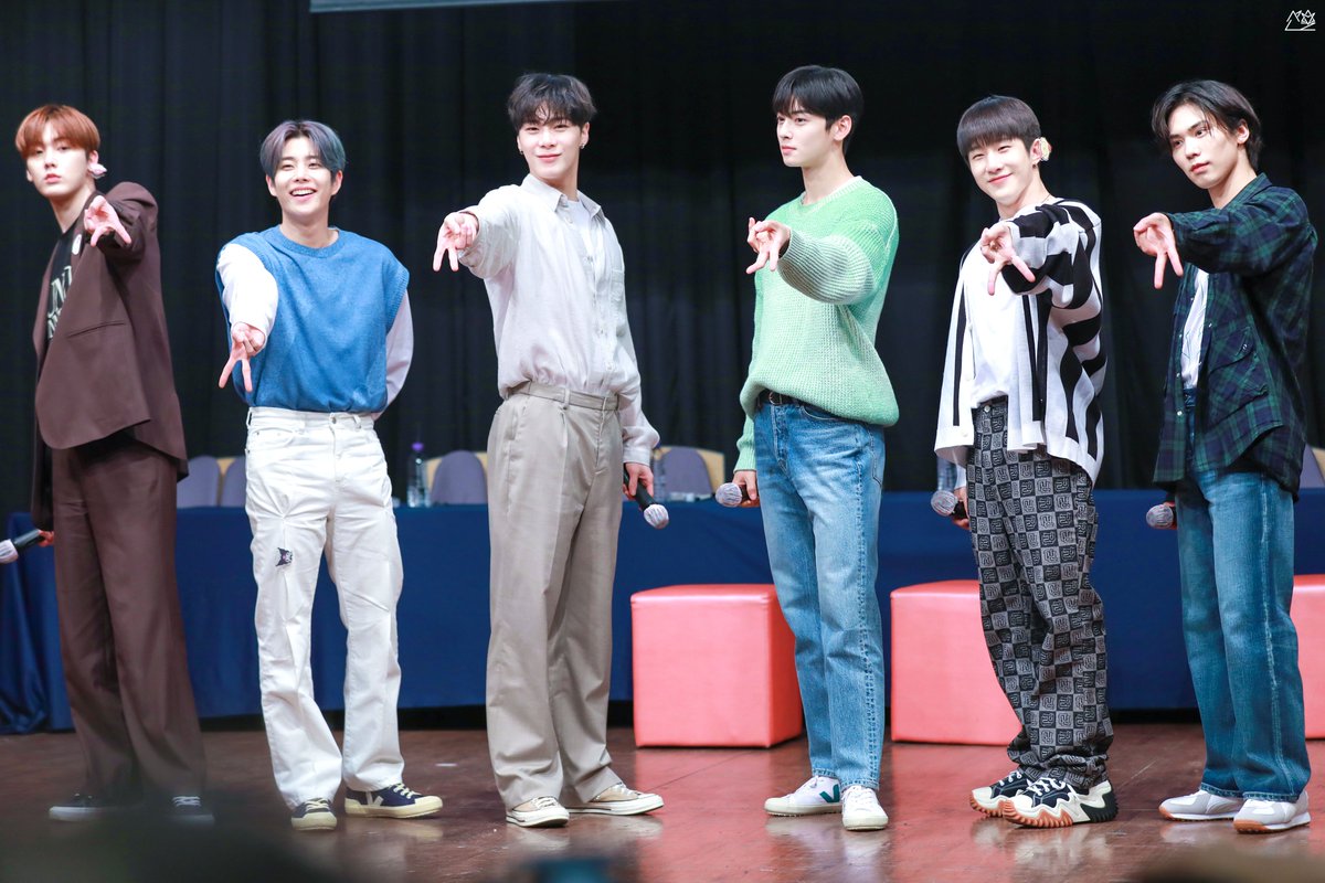 present_astro's tweet photo. 220430 시그 팬사인회
💜🫶🏻💜

#아스트로 #ASTRO #엠제이 #진진 
#차은우 #문빈 #라키 #윤산하
#MJ #JINJIN #CHAEUNWOO 
#MOONBIN #ROCKY #YOONSANHA 
@offclASTRO https://t.co/MdBrn73vVn