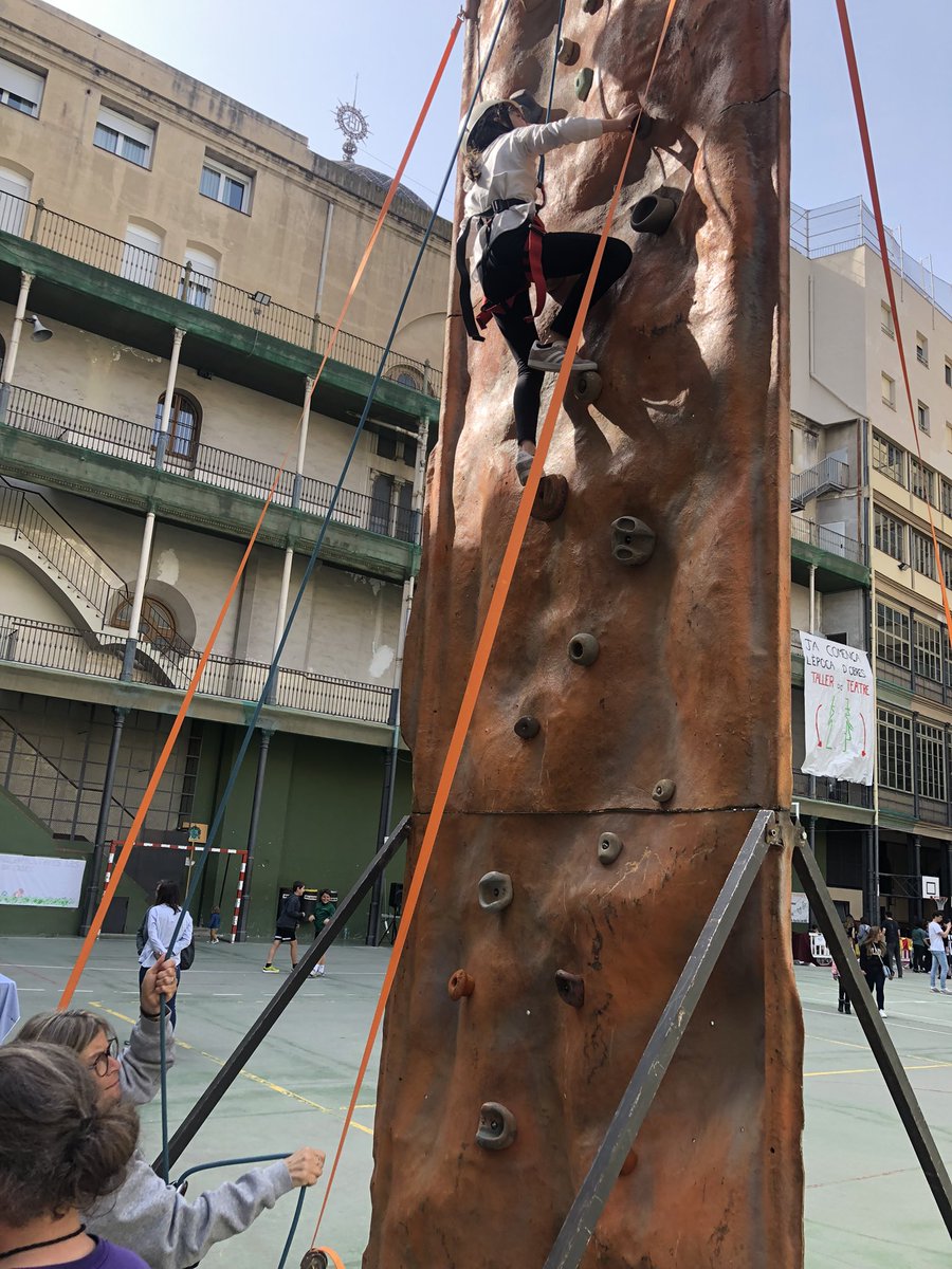 fllordachs's tweet photo. @GCCCasp A punt de començar el #mercatdeCalaf de @ampa_casp @AnticsCASP tot a punt! Us esperem! https://t.co/smE3eiKe50