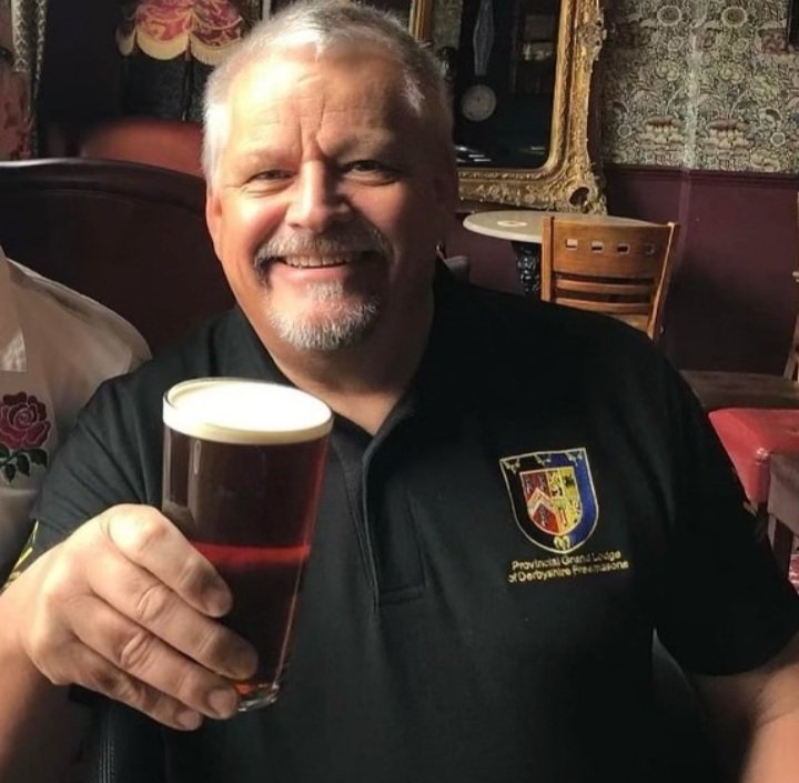 #Derbyshire #Freemason David Giblin of the Round Table Lodge 8725 that meets at #Dore #Freemasons Hall - Proudly photo'd 📸 wearing his #Derbyshire Provincial Polo Shirt 👍
Have a Great Bank Holiday Weekend 🌞😜👍
