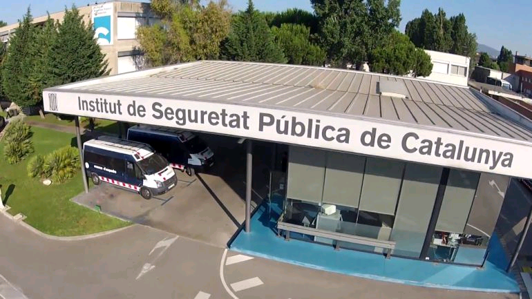 RevistaValles's tweet photo. Detenido un aspirante a entrar en la Guardia Urbana de Barcelona por abusar de cuatro compañeras de la Escola de Policía de Mollet  https://t.co/Rmh9MpWpwf https://t.co/0eKxPScw5V