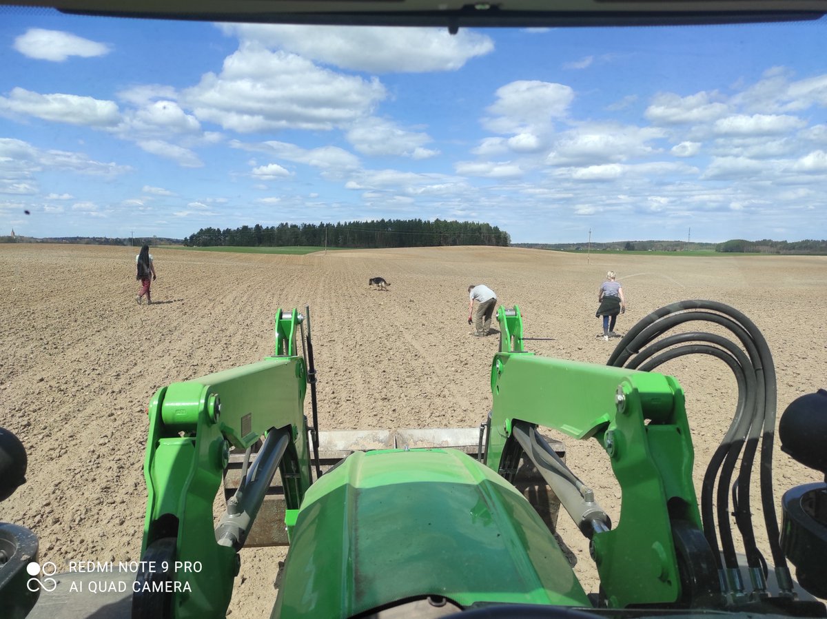 k_krupinski's tweet photo. Dalsza przygoda z zbieraniem #stone #kamienie pod #QQ #kukurydza na Mazurach, rekultywacja pola (likwidacja kamienic , bambusów wywalonych pod rów przez PGR) i awaria #BLEEE. Wymiana uszczelniacza kasetowego w zwolnicy #Lamborghini #Agrotron #DEUTZ #corteco #majówka #długiWeekend https://t.co/1rakLxkHSK