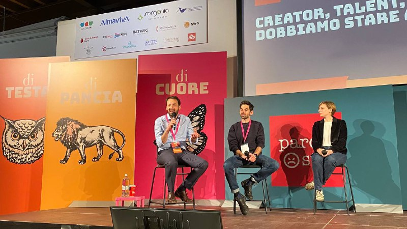 «Smontiamo subito un mito: #TikTok non è un social network. È una piattaforma di intrattenimento.

A diventare sono i contenuti, non gli autori - che sono creator e non influencer»

<a href="/glmannheimer/">Giacomo Lev Mannheimer</a> ci spiega come funziona <a href="/TikTok_it/">TikTok Italia</a> a #paroleostili