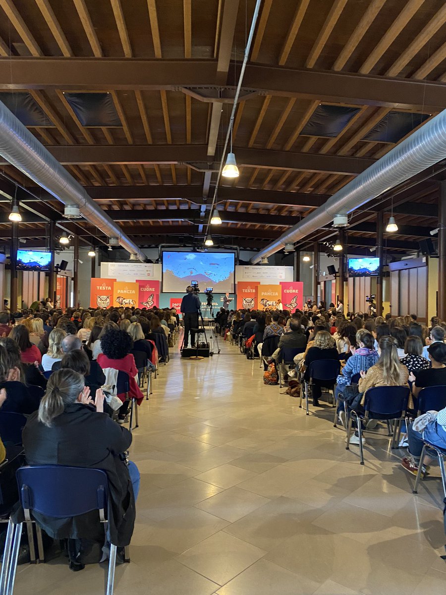 A #paroleostili inizia il panel sugli influencer coordinato da <a href="/gba_mm/">Giovanni Boccia Artieri @gba@aoir.social</a>, tra gli altri Manheimmer di <a href="/TikTok_it/">TikTok Italia</a> che esordisce: TikTok non è un social media, @catlatorre e <a href="/Saturnino69/">Saturnino Celani</a>. Pienone! <a href="/ParoleOstili/">Parole O_Stili</a>