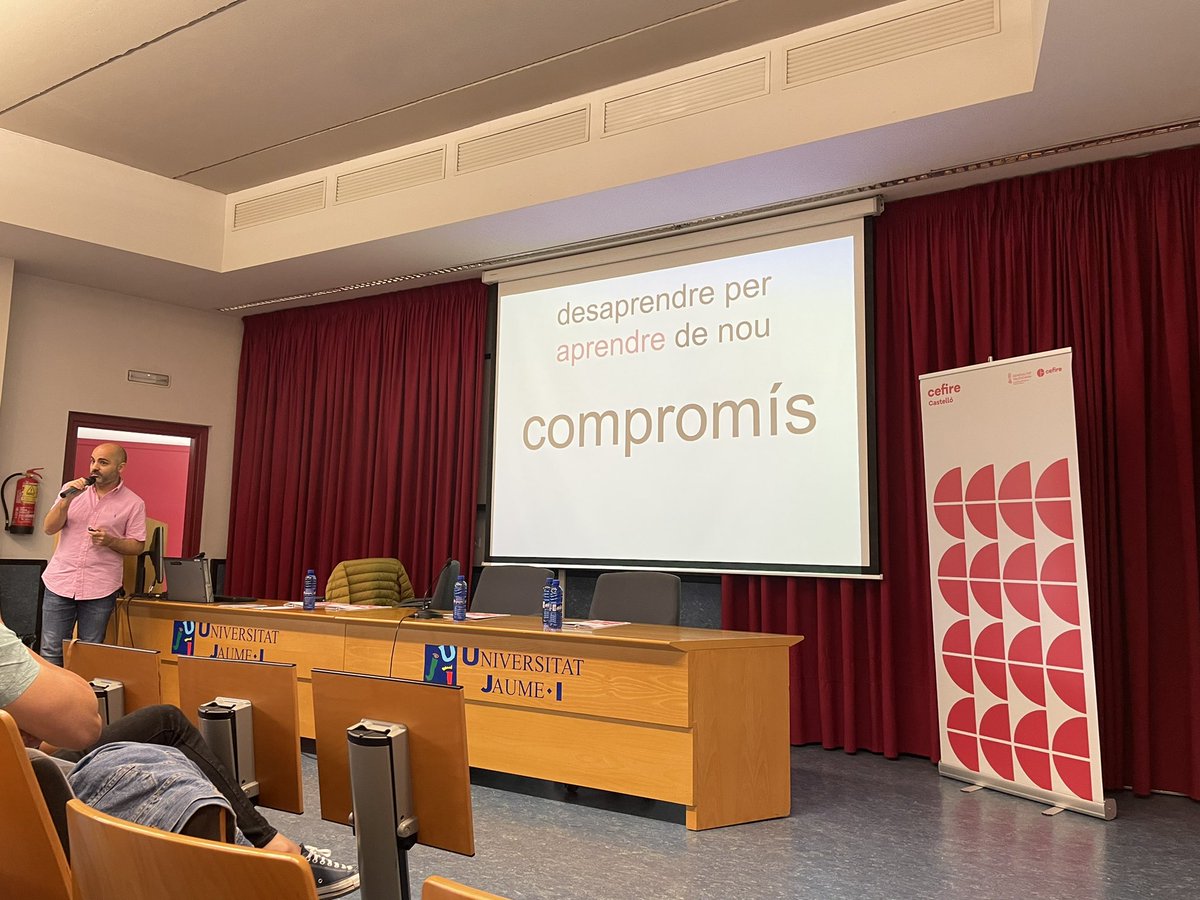 Sonipower's tweet photo. Impossible compartir ni fins i tot prendre nota de totes les idees que @xlopez80 em genera. Un tsunami d’emocions i ganes d’emprendre la #transformacioeducativa avui mateixa.😍💪🏻 #CefireCastelló I Jornades #Femunpasendavant #equipsimpulsors https://t.co/c8AjlwjUyz