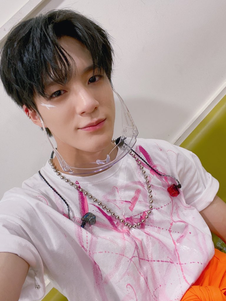 hourly jeno 👑 (@hourlyjeno) on Twitter photo 