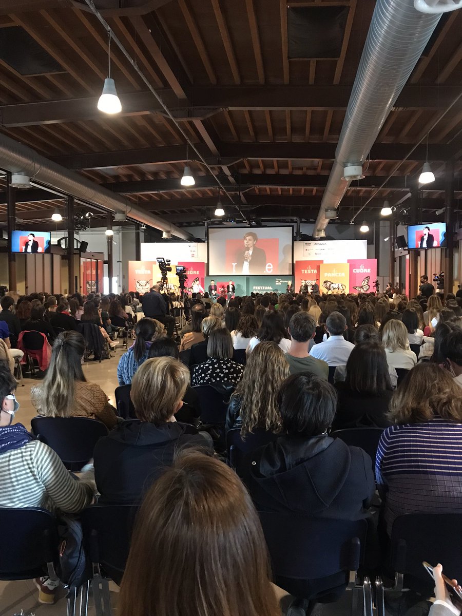 “Siamo immersi in un podcast -spiega <a href="/Francescami/">francesca milano</a> all’evento di <a href="/paroleostili/">Parole O_Stili</a>- sin dalle favole d’infanzia. Chi parla si assuma una responsabilità non indifferente”. #paroleostili | <a href="/spazioUAU/">SpazioUAU</a> <a href="/rositauau/">Rosy Russo</a> <a href="/gba_mm/">Giovanni Boccia Artieri @gba@aoir.social</a>