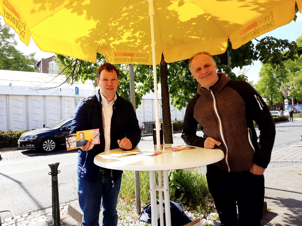 PhilFriedPU's tweet photo. FDP-Wahlkampf-Stand Stommeln mit Hans-Christian Rabenhorst und Phil Friedrichsmeier: Tolles Wetter - guter Austausch.
#FDP #fdppulheim #fdprheinerft #Stommeln #Stommelerbusch #Ingendorf #Pulheim #ltw22 #vonhierausweiter https://t.co/p2FoKBhtDx