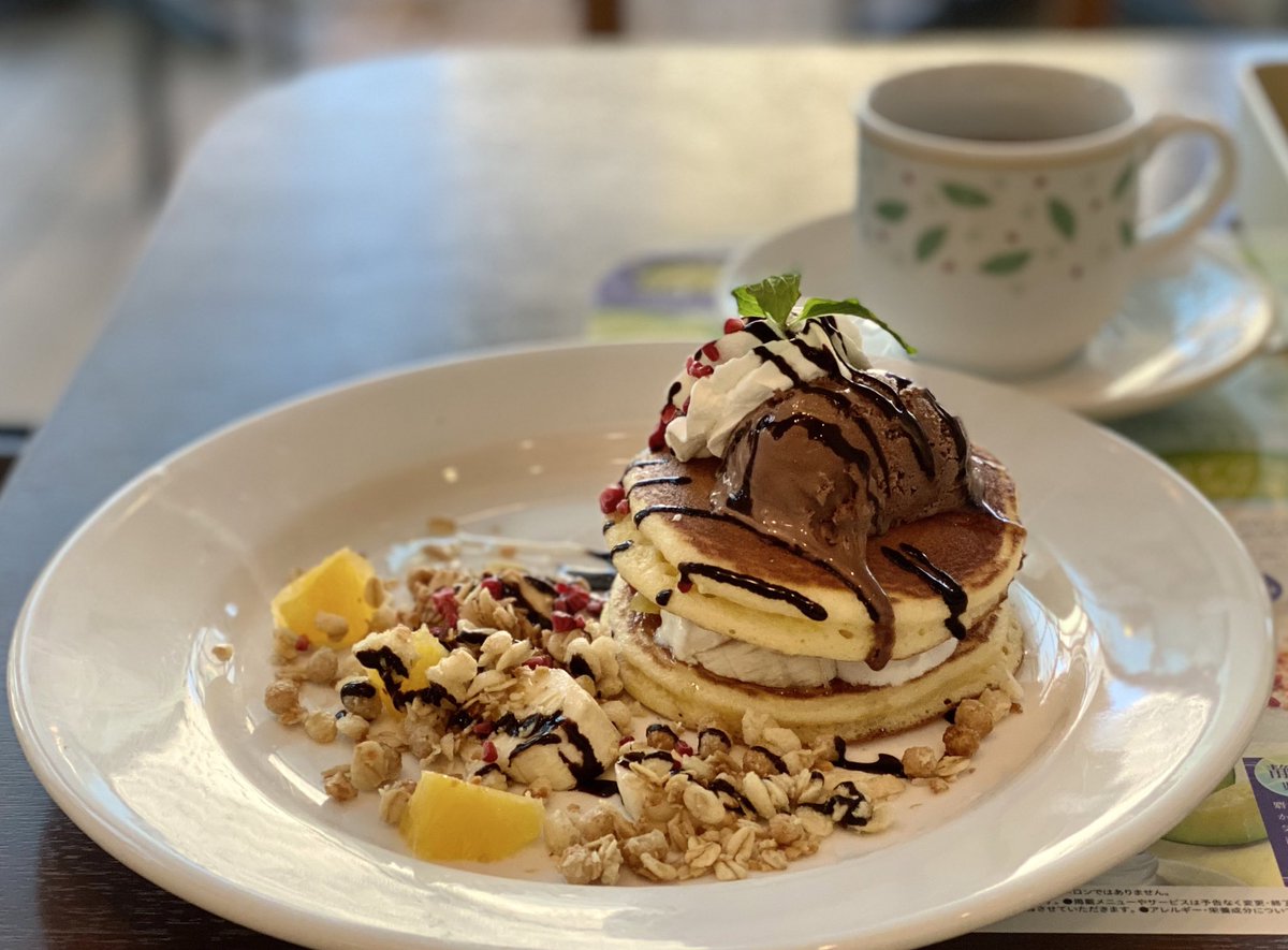 mizumachiyumiko's tweet image. #デニーズバースデーデザート 
マスクメロンのパフェとすごく迷って、クーポンが今日までだったので、こちらに。チョコアイスとバナナのパンケーキです。講座やってお腹すいてたみたいであっという間に完食しました😋