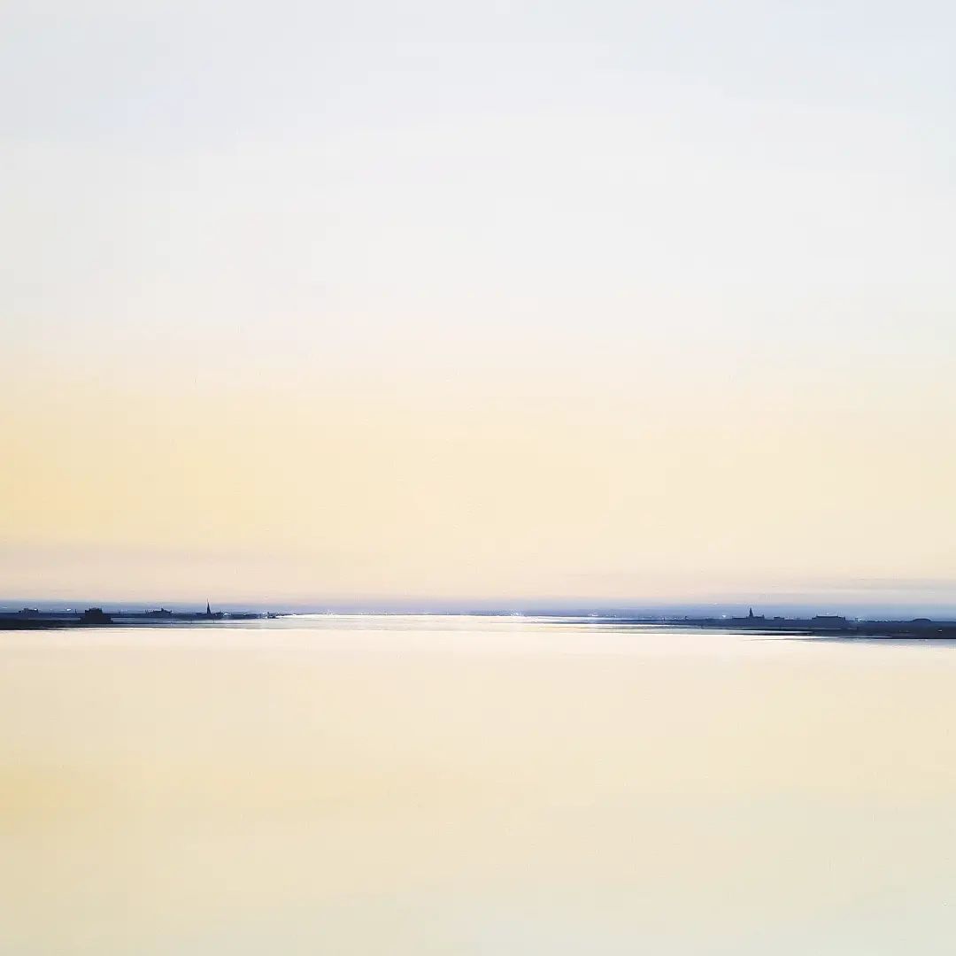 Formalmente es una bahía, vista ¿desde un barco? Pero, ¿te vas, o vuelves? ¿Amanece o anochece? ¿Huyes, o anhelas llegar? ¿Es el principio de algo bueno, o termina algo malo? ¿Qué piensas, sientes, sueñas, temes en ese fugaz instante de luz que se enciende/apaga? La vida