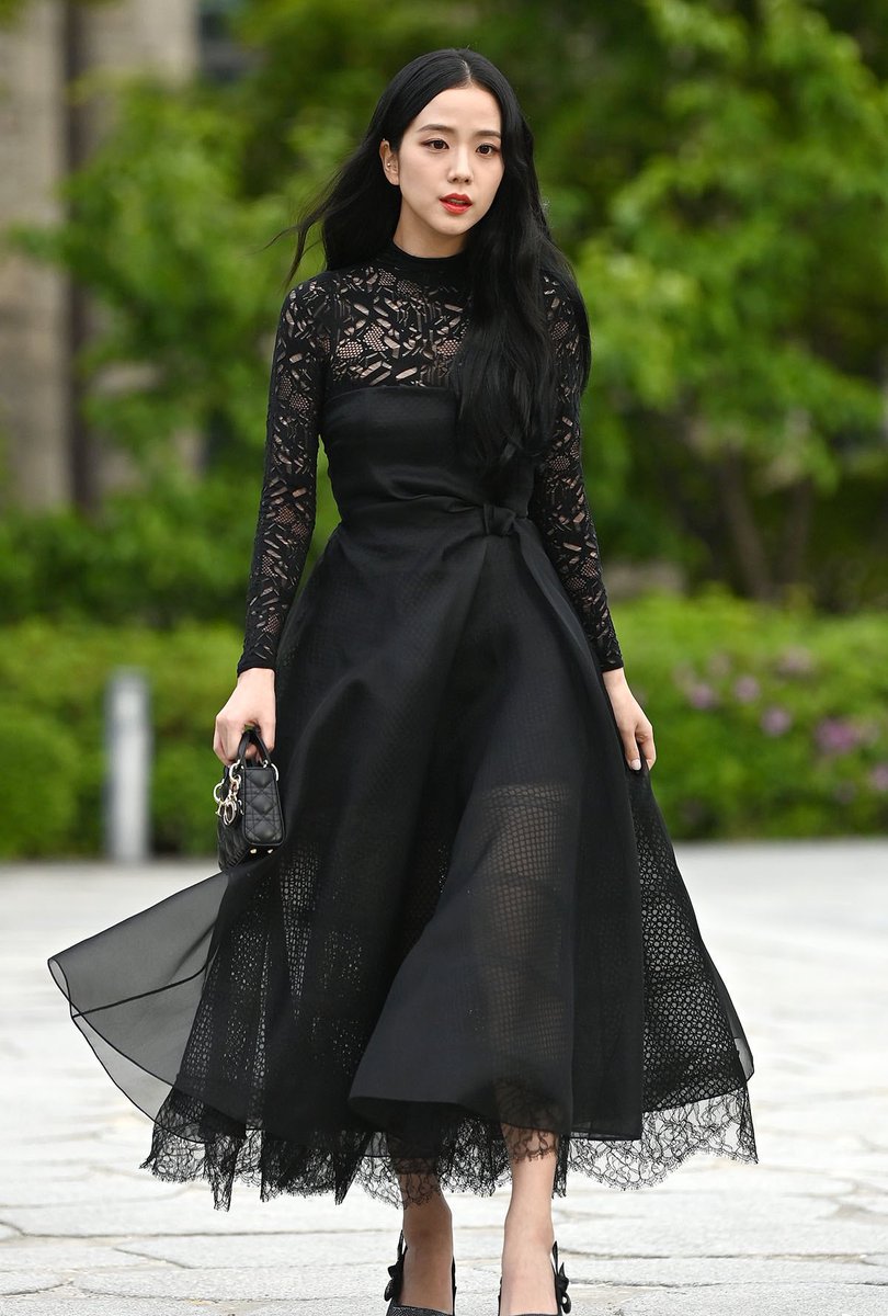 jisoosjpg's tweet photo. dior princess https://t.co/9jGgCyEkdK