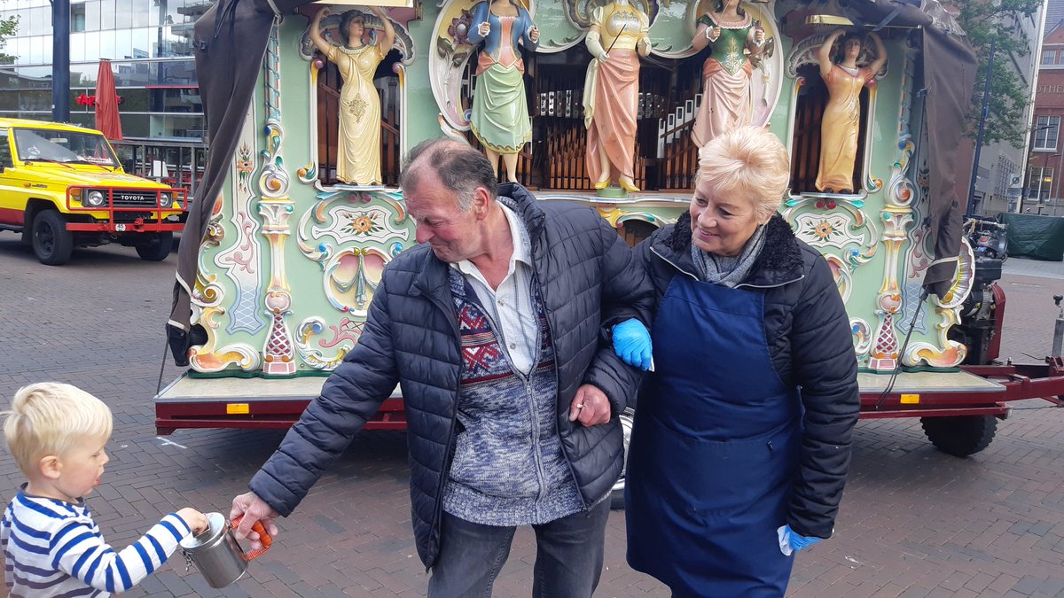 WA_Stads3hoek's tweet photo. Dienst op de weekmarkt# Binnenrotte. De marktkramen zijn terug in de oude opstelling. De #orgelman brengt gezelligheid op de markt. https://t.co/OlLFV3grqO