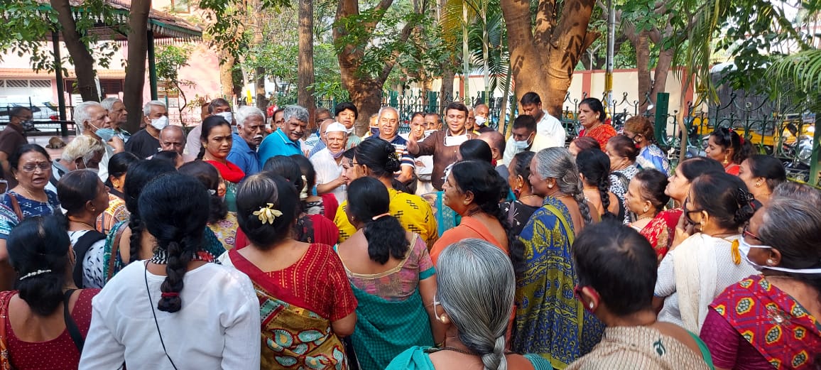 DrSankara_guha's tweet photo. ಕರೋನದ ನಾಲ್ಕನೇ ಅಲೆ ಬರುವ ಮುನ್ಸೂಚನೆ ಇರುವುದರಿಂದ, ಬಸವನಗುಡಿ ಕ್ಷೇತ್ರದಾದ್ಯಂತ ನಾಗರಿಕರ ಹಿತದೃಷ್ಟಿಯಿಂದ ಸುಮಾರು 5 ಲಕ್ಷ ಮಾಸ್ಕ್ ಗಳನ್ನು ಇಂದಿನಿಂದ ಉಚಿತವಾಗಿ ಹಂಚಲಾಗುತ್ತಿದೆ. ಬೆಳಿಗ್ಗೆ ಕತ್ರಿಗುಪ್ಪೆಯ ವಾಟರ್ ಟ್ಯಾಂಕ್ ಪಾರ್ಕನಲ್ಲಿ ಮಾಸ್ಕ್ ಗಳನ್ನು ಹಂಚಲಾಯಿತು.
#Basavanagudi
#Coronavirus #COVID19 #ForthWave
#Mask https://t.co/44Yf5ZuePK