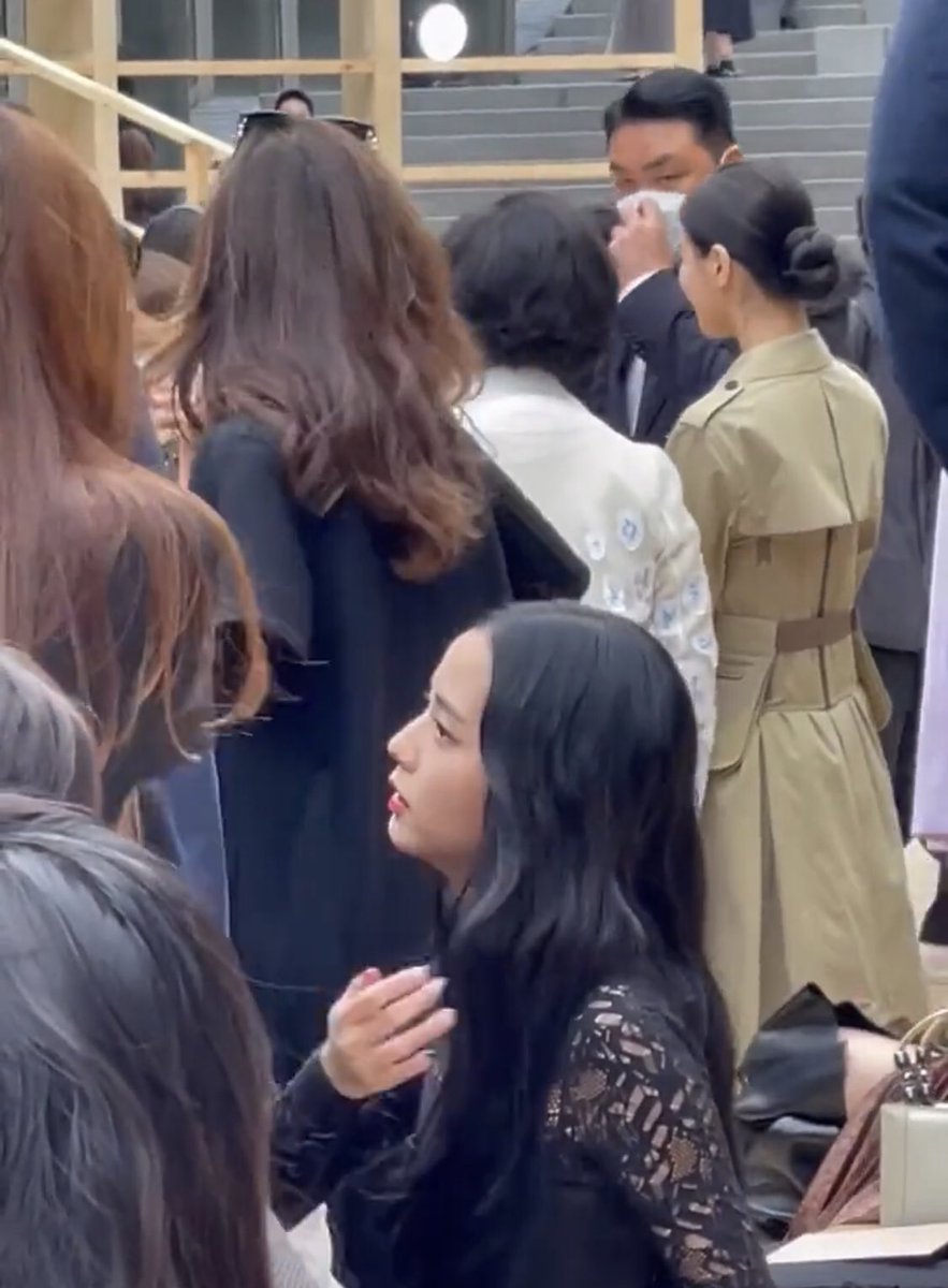 jisoo featuring suzy’s back 😙