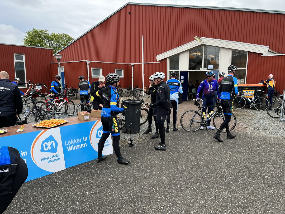 WWierdentocht's tweet photo. De eerste deelnemers zijn bij de controlepost in Warffum voor soep, bananen, sinaasappels en ontbijtkoek @albertheijn Winsum @SportvoedingWeb. #WWT2022 https://t.co/4RBBHBU1Mj
