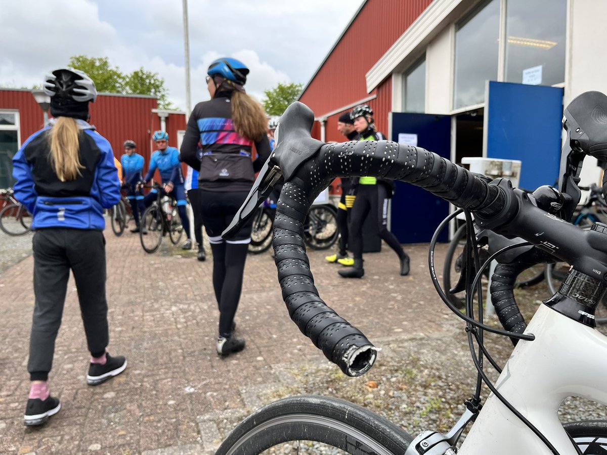 WWierdentocht's tweet photo. De eerste deelnemers zijn bij de controlepost in Warffum voor soep, bananen, sinaasappels en ontbijtkoek @albertheijn Winsum @SportvoedingWeb. #WWT2022 https://t.co/4RBBHBU1Mj