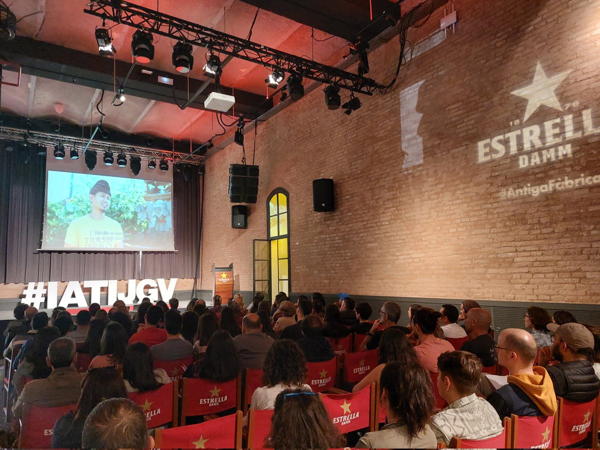 Continuamos las #iatiJGV de #Barcelona con la proyección de "La basura no da likes", un corto documental rodado en Indonesia en el que sus creadores, @vivirparaviajar, @nada_incluido y <a href="/AlbertoMnndz/">Alberto Menéndez Sánchez</a>, tratan de dar visibilidad a uno de los grandes problemas actuales: la basura.