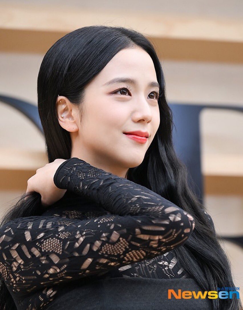 BLACKPINKGLOBAL's tweet photo. Queen. 

EWHA DIOR SHOW WITH JISOO
#JISOOxDiorFall22
#디올x지수_이화여대패션쇼 @BLACKPINK https://t.co/lQ4FwD04BX