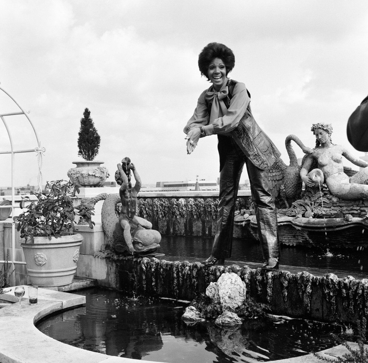 Diving into the long weekend! Dame Shirley Bassey pictured on the fountain of the Penthouse & Pavilion at The Dorchester ✨ 
#TheDorch 
📸 Trinity Mirror / Mirrorpix / Alamy Stock