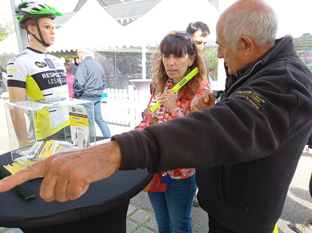 routesepartage's tweet photo. Au départ de la cinquième étape du @tourdebretagne, la coordination @RoutePlusSure @Prefet56 est présente à Plumergat pour vous informer et vous donner les conseils pour mieux partager la route. https://t.co/RJXM7HB5QX