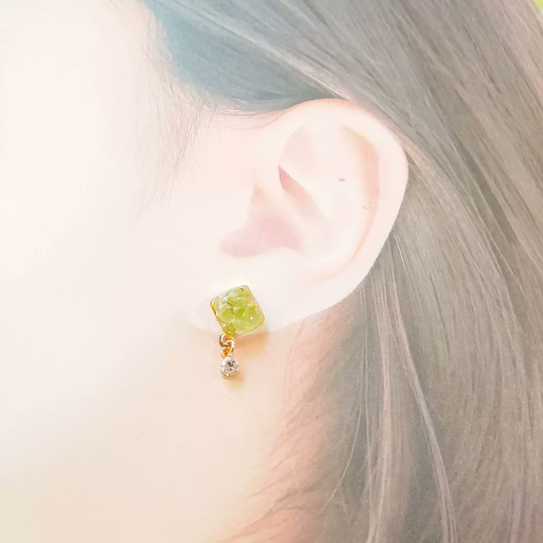 handmade1214's tweet photo. スクエア天然石×揺れるクリスタルピアス💎

天然石とクリスタルを合わせてみました✨クリスタルがゆらゆら揺れて可愛い❤️

#minneで販売中 #天然石ピアス https://t.co/YfFfh9YW3F