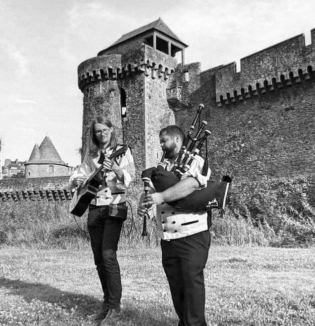 bagadbrofelger's tweet photo. Le 2 juillet, vous pourrez également entendre des locaux de l'étape : Duo Cineux-Fauveau et Meleff 🎶

Ces jeunes Fougerais mettrons l'ambiance sur la piste de danse du château jusqu'au bout de la nuit 💃🕺

🎟️ https://t.co/S9OO9tqnLc

#20ansbbf #bagadbrofelger #Fougères #festnoz https://t.co/wYKJDtsiLn