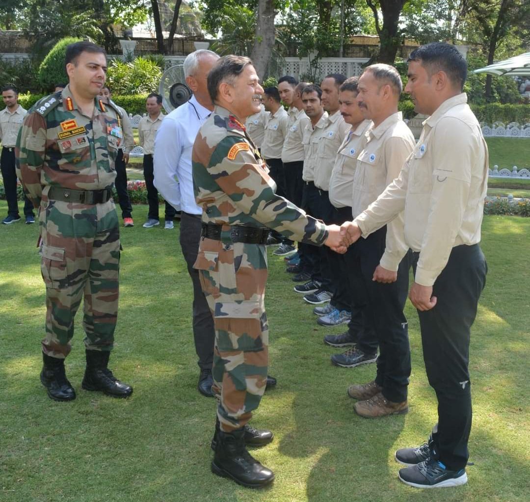 JKUTNEWS1's tweet photo. Northern Army Commander Lt Gen Upendra Dwivedi today interacted with members of Tiranga Mountain Rescue Team at #Udhampur &amp; lauded their continued contribution for providing dedicated avalanche rescue cover exclusively at #Kashmir &amp; #Ladakh from 2016. https://t.co/vbjw9I0mRn