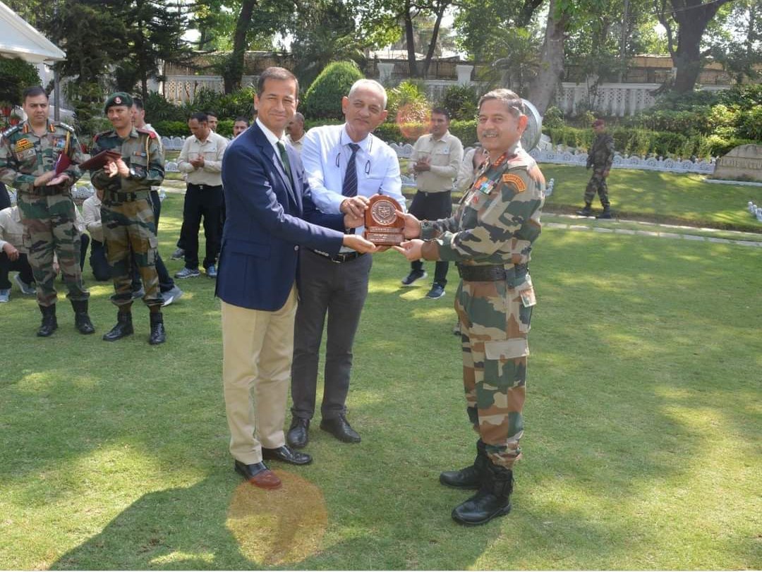 JKUTNEWS1's tweet photo. Northern Army Commander Lt Gen Upendra Dwivedi today interacted with members of Tiranga Mountain Rescue Team at #Udhampur &amp; lauded their continued contribution for providing dedicated avalanche rescue cover exclusively at #Kashmir &amp; #Ladakh from 2016. https://t.co/vbjw9I0mRn