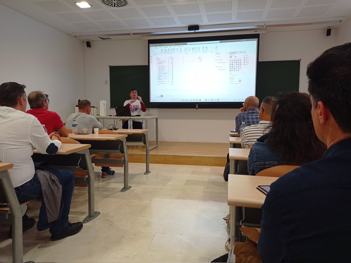 AlbacetePowerBI's tweet photo. Pensábamos que era una charla, pero también era un monólogo 😂. Siempre interesante y divertido @miguelEgea #PowerBIDay #PowerPlatformAlicante https://t.co/RrsgSxDQL6