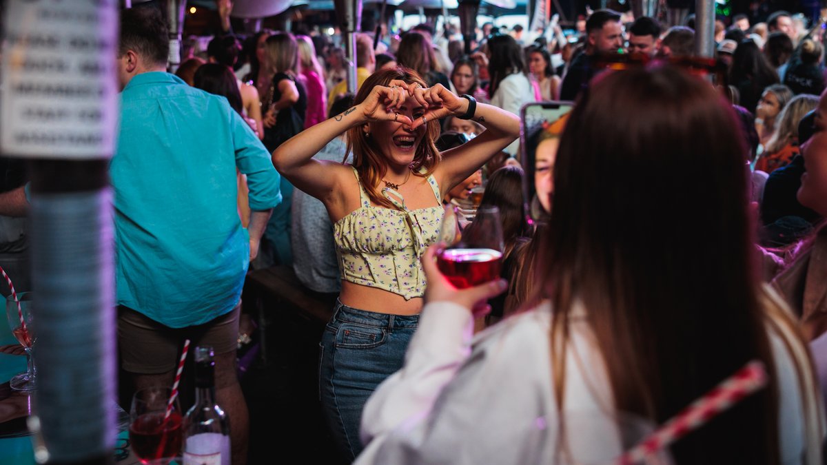STACKS OF LOVE - SATURDAY LINEUP

We're really feeling the love her at STACK for our last bank holiday weekend! If you haven't visited us ahead of our closing, then what are you waiting for?! 😜🍻