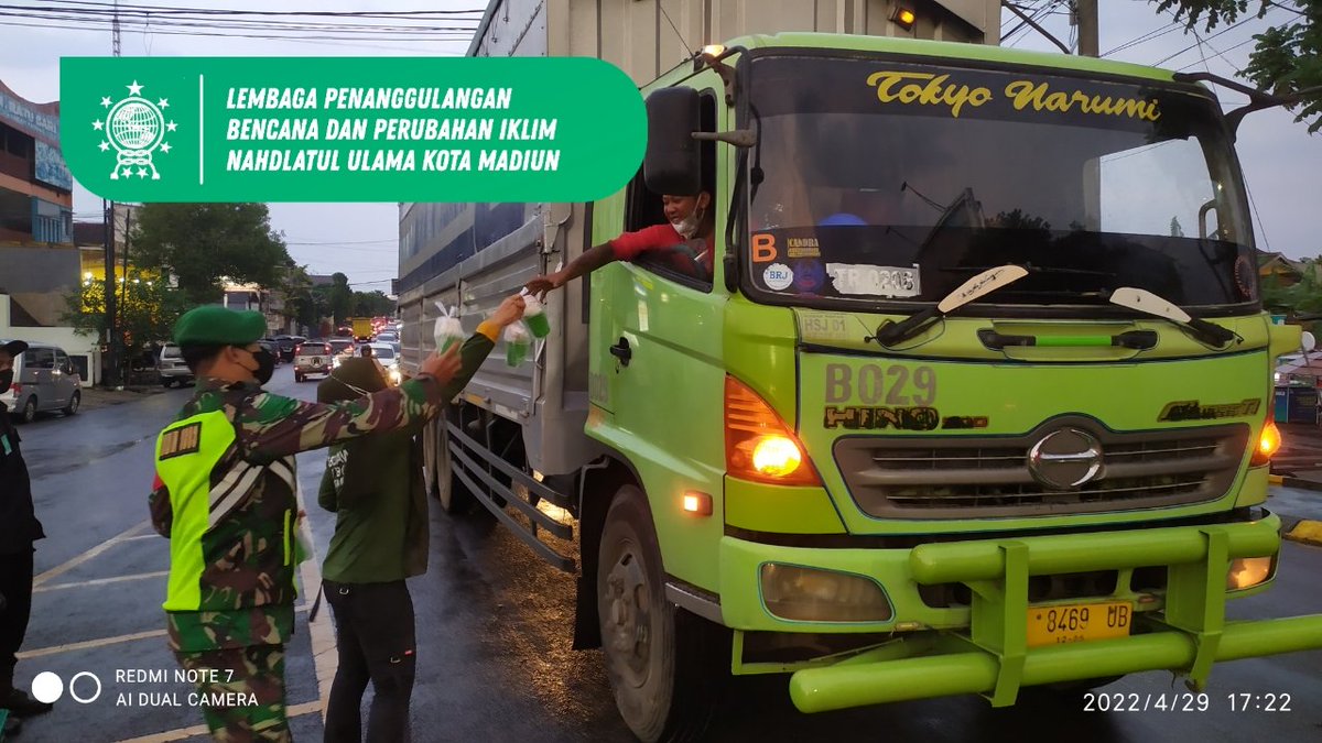 lpbinukotaAE's tweet photo. Relawan LPBI NU Kota Madiun bersama Pendekar @pshterateindonesia dan @pshwnews membagikan takjil gratis kepada pengendara yang melintasi pertigaan Jl. May Jend Sungkono, Nambangan Kota Madiun. (29/4/22) 

#persaudaraansetiahatiterate #persaudaraansetiahatiwinongotunasmuda #lpbinu https://t.co/Dpu19rGY5o