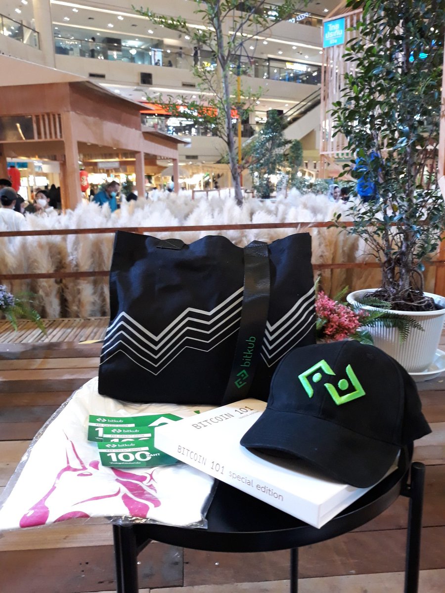 CryptoAliceTH's tweet photo. บอกก่อนว่า Bitkub ไม่ได้เป็นสปอนเซอร์ให้นะ แต่แจกหนักแบบนี้ต้องขอบอกต่อ
อลิซไปร่วมงาน Crypto Moon Party ที่ซีคอนสแควร์ชั้น 2
แวะบูธ Bitkub แป๊บนึง เดินออกมากับของทั้งหมดที่เห็น พรุ่งนี้มีอีกวันนึง ใครว่างก็แวะไปชม Project Crypto เด็ดๆของคนไทยค่ะ
#Bitmonster #Deeplogo https://t.co/XI8o8p1H9a