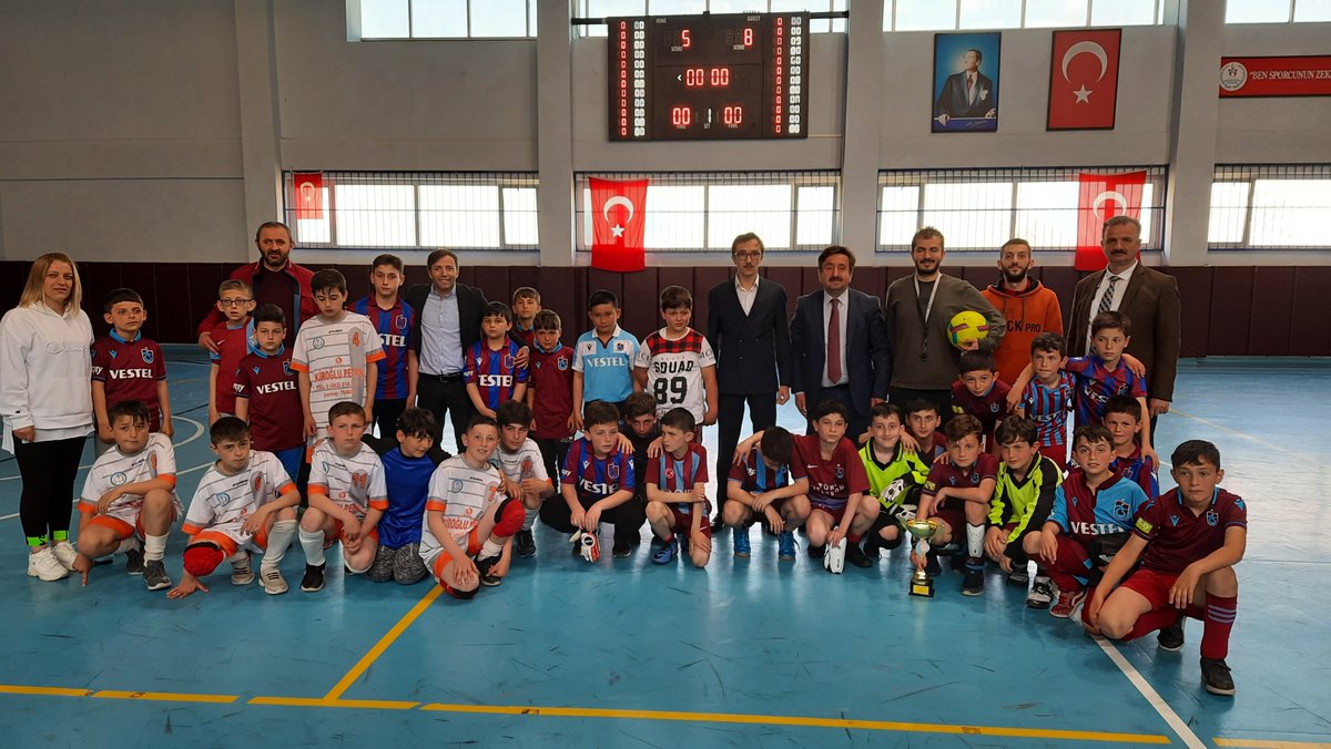 İLÇEMİZDE GERÇEKLEŞTİRİLEN FUTSAL TURNUVASINDA ŞAMPİYON OLDUK