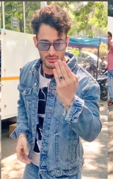 Sana5081's tweet photo. Our umru is shooting for  #LockUpp probably for promoting #EidHoJayegi 
We might see him in #DanceDeewaneJuniors with kk 

@realumarriaz 

#UmarRiaz
#UmarArmy https://t.co/ww0IgpT7hT