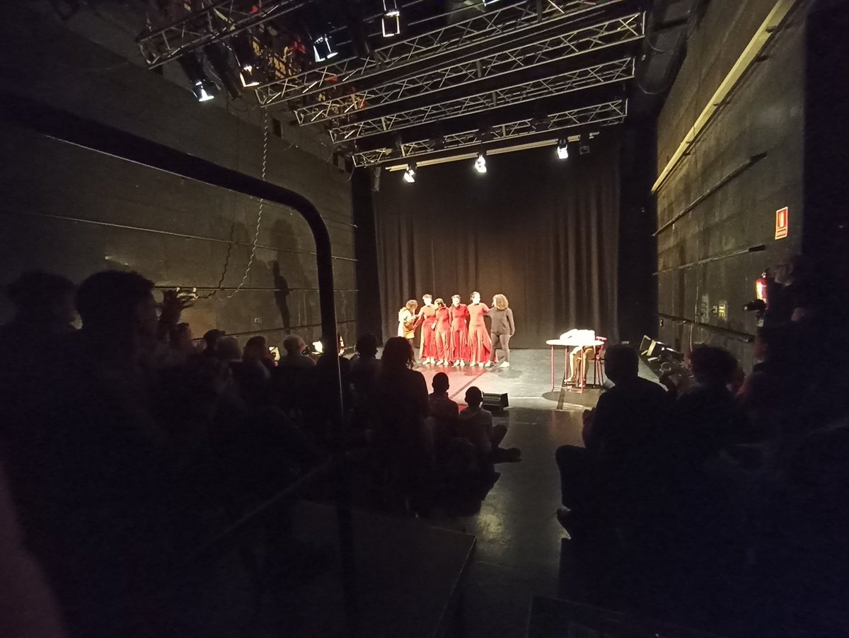 {<a href="/LesCicliques/">Les Cícliques Companyia</a> també pugen al cim de <a href="/firatitelles/">Fira de Titelles</a> ! SOU IMMENSES NOIES! 💥🎭 Gràcies Julieta Gascón de #ZeroEnConducta, la tècnica Marta Vilellas i tooot l'equip de donasses que en forma part! El @teatrescorxador de gom a gom tots dos dies 🫂 seguim! #firatitelles2022 }