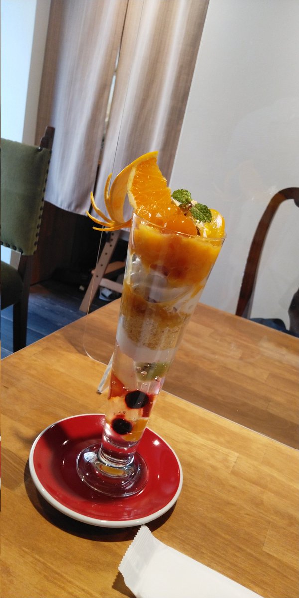 mica9225's tweet photo. 昨日オープンした。
京町屋カフェに行きました。
庭もあり京都らしい
カフェです。
金柑とオレンジパフェを
もらいました。二階は
ショップになってます。
インスタ映え間違いないですね!
#CLASSLOBE
#京町屋 https://t.co/PDeFIaJmHo
