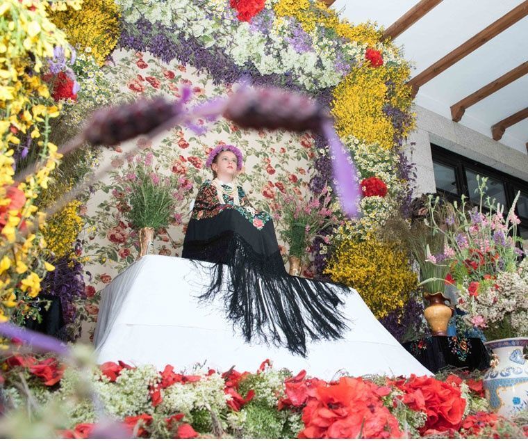 horrorlosers's tweet photo. El MIDSOMMAR de Madrid. Estas son las "reinas de mayo" de Colmenar Viejo, ninas-diosa elegidas en la fiesta de las Mayas, un antiguo ritual de origen pagano que celebraba y daba la bienvenida a la primavera el primer día del mes de las flores. SKÅL! https://t.co/3DHQfYGL0l