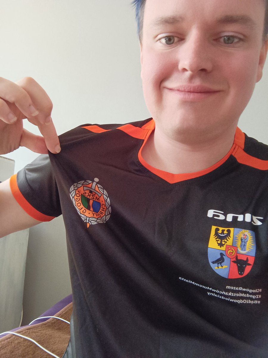 FootballSimon77's tweet image. Dzień derbowy, dzień barwowy! Dzisiaj w domu, ale sercem z Naszą drużyną! Po trzy punkty @ChrobryGlogowSA! 🧡🖤