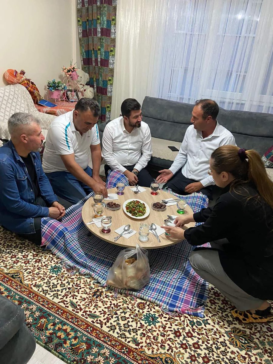 26Nkollar's tweet photo. Akparti Ailesi Gönül Sofralarında
Akparti Tepebaşı ilçe başkanımız Hakan ÇİZMELİOĞLU ve İlçe Kadınkolları Başkanımz Seda ÖĞÜLMÜŞ ile Sütlüce Anakademe Bşk. İsmail Balcı, SÜTLÜCE Mahallemizde ikamet eden Hasan YILDIRIM AİLESİYLE İFTAR SOFRASINDA BULUŞTUK 
Hayırlı Ramazanlar https://t.co/gMR0YJ0fOl