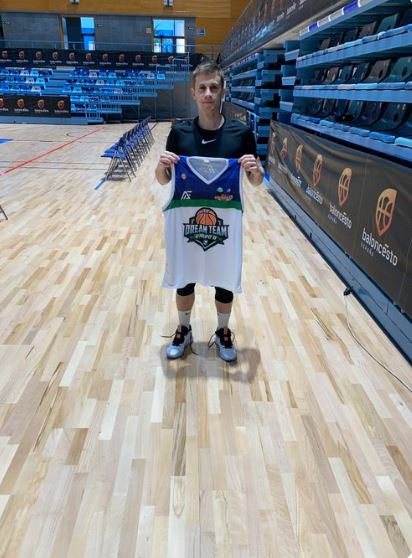 elgrupoDligaEBA's tweet photo. ¡Fran Cárdenas @4Cardenas ya tiene su camiseta del primer quinteto de la temporada @afsequipaciones! https://t.co/0CQcRwuLq1