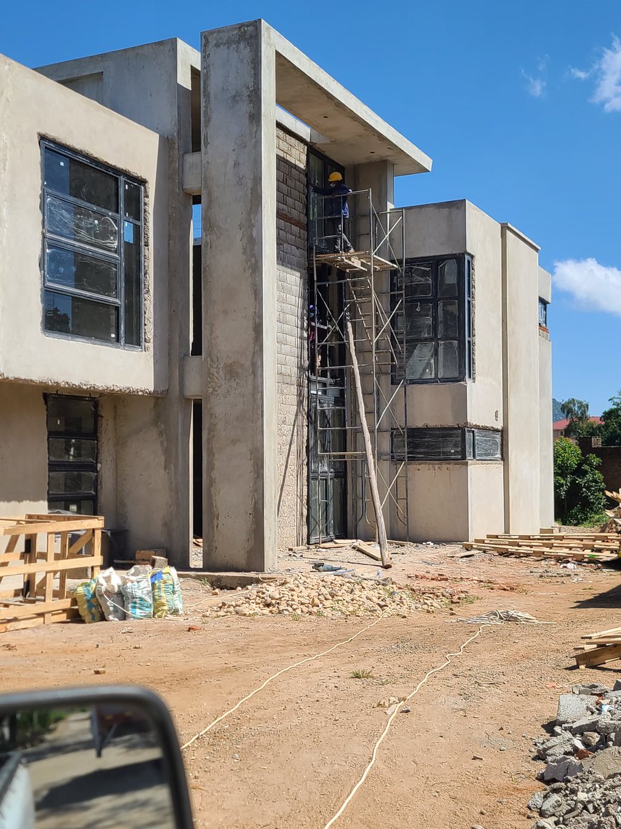 architecte_etre's tweet photo. Waited a long time for this..... curtain walling finally in progress 🔥

#architecture #villa #bigboystuff #thewarmheartofafrica #curtainwallsystem https://t.co/MYVb8ArK0E