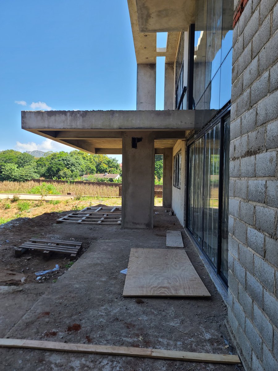 architecte_etre's tweet photo. Waited a long time for this..... curtain walling finally in progress 🔥

#architecture #villa #bigboystuff #thewarmheartofafrica #curtainwallsystem https://t.co/MYVb8ArK0E
