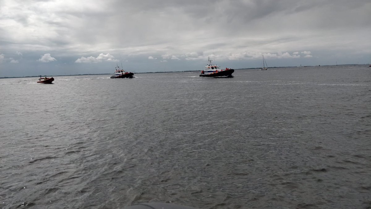Als kind zag ik altijd uit naar de “Reddingsbootdag”, waarbij m’n moeder altijd zei dat KNRM eigenlijk stond voor Koninklijke Nellie Ras Maatschappij 🤪 Leuk om het nu zelf met de kids te doen! Kibbeling on point <a href="/SeaFreshBV/">Sea Fresh B.V.</a> 👌🏻 
En donateur geworden, want dit is belangrijk werk!