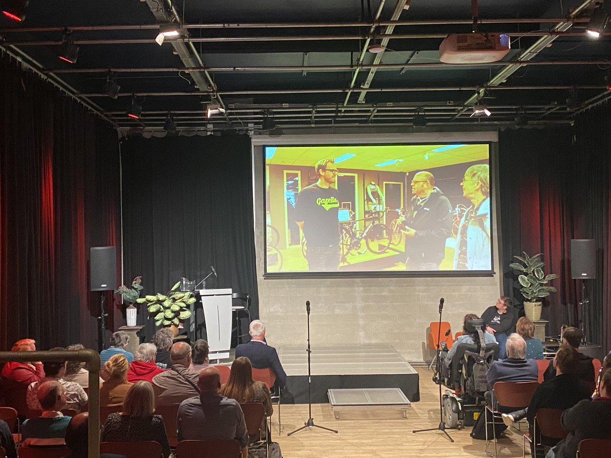 Recent nam onze fractiemedewerker <a href="/matthiasvhunnik/">M</a> na dertien jaar afscheid. Voor zijn jarenlange inzet voor de fractie en voor <a href="/spnijmegen/">SP Nijmegen</a> kreeg hij door <a href="/EricvKaathoven/">Eric van Kaathoven</a> en <a href="/amelewe/">Agnes Lewe</a> de Zilveren Tomaat opgespeld 🍅 #regioconferentie