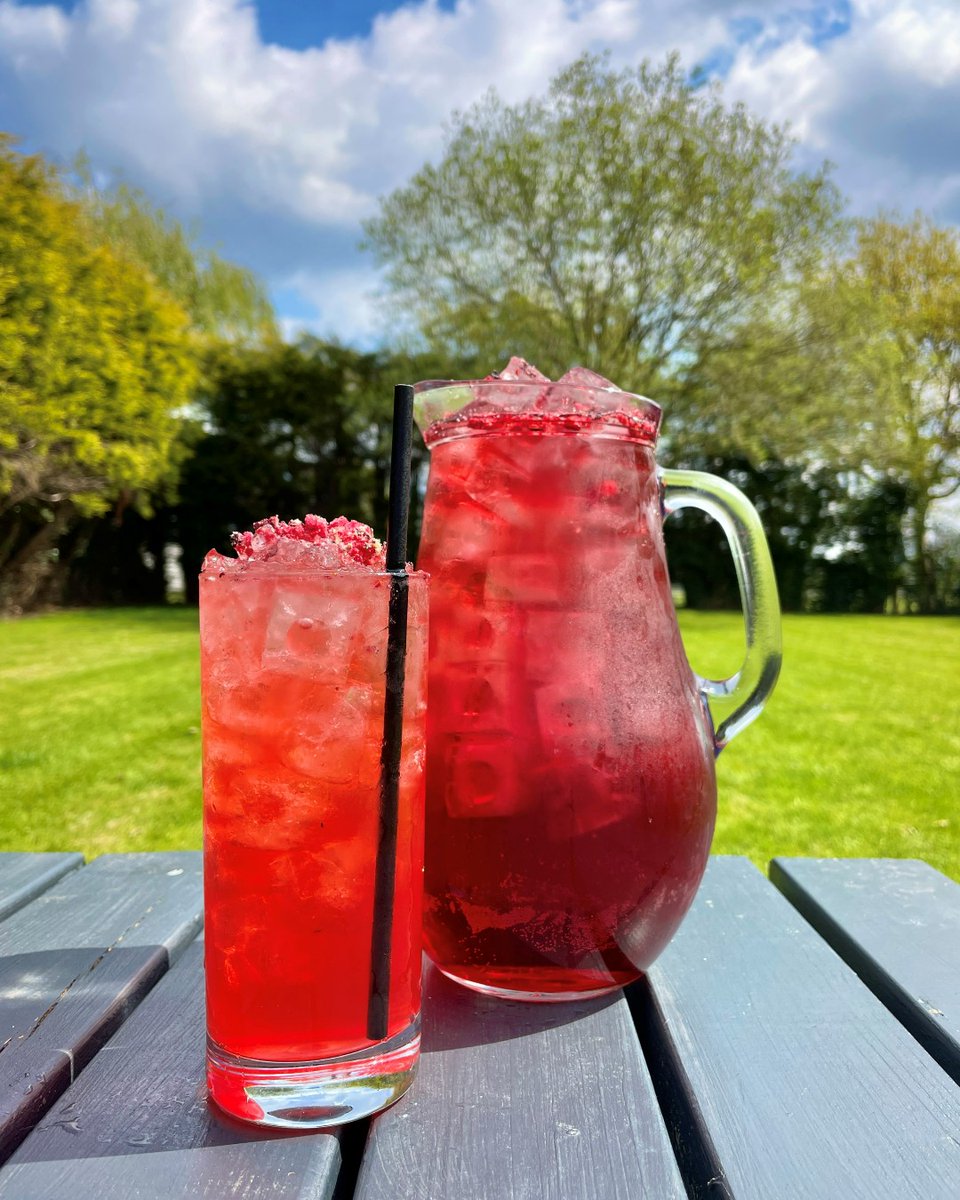 BLOSSOM ICED TEA 🌸

We've got this tasty NEW cocktail for you to try this Bank Holiday Weekend (available by the glass or as a pitcher) 😍🍸

🌸 <a href="/edwards_1902/">Edwards 1902</a> Premium English Potato Vodka
🌸<a href="/pin_gin_/">Pin Gin</a> Valencian Orange Gin
🌸 Malibu
🌸 Passoa
🌸 Lemon Juice
🌸 Lemonade