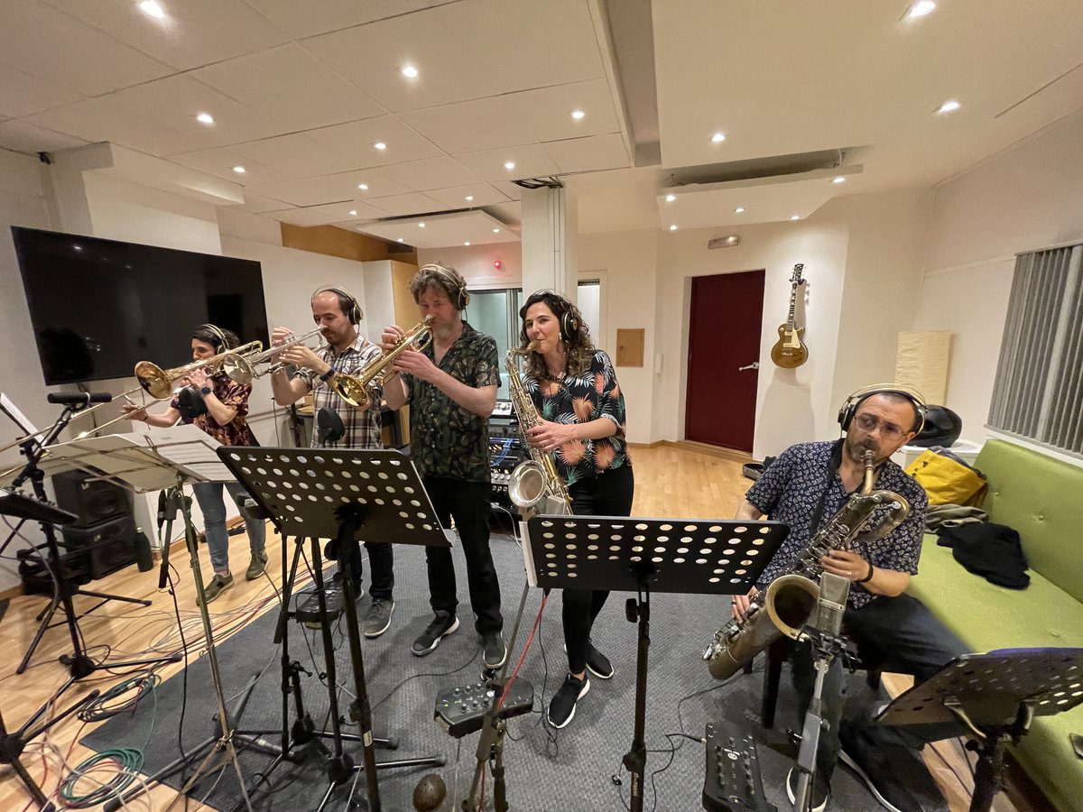 EMMCACentreArts's tweet photo. 🎵🎶Avui 30 d'abril és el #DiaInternacionaldelJazz!
Ho celebrem compartint un material molt especial! 🔝
📀L'enregistrament de combos de jazz manouche de l'@EMMCACentreArts als estudis @BeatGardenMusic! 
#EMMCACentreArts #Jazz #JazzManouche #LHospitalet https://t.co/5Q2S0y3UTb