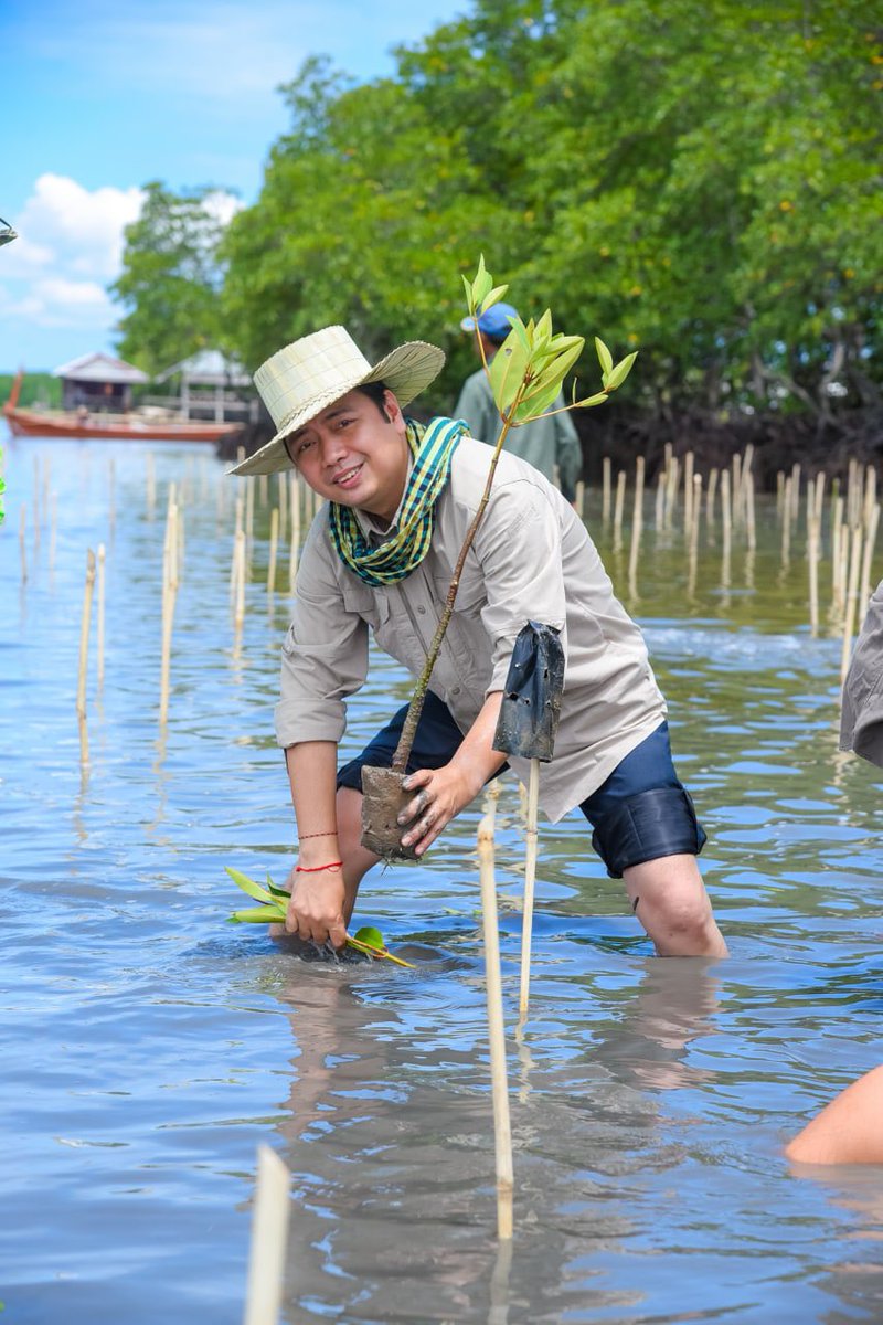 pheaktraneth's tweet photo. Today, I joined with British Ambassador @tsredshaw to plant 1,000 mangroves in Prek Tnaot fishing community, Kampot province. Thank you #UK Embassy #BCAAC and #Prudential to support this event #Cambodia https://t.co/NsmrfK7wfr