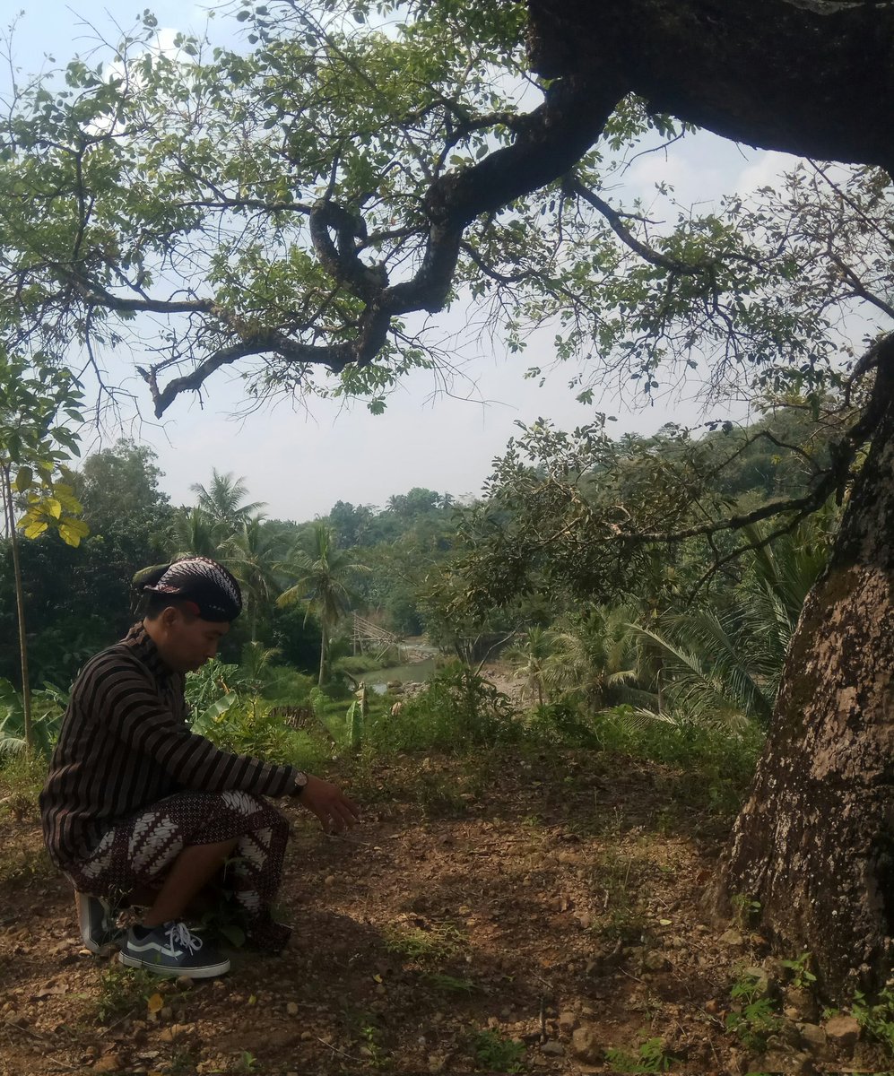 mas_soem's tweet photo. Biarlah aku tak masuk dalam surga yang Kau iming-imingkan. 
Karena aku juga tak berniat mencicipinya. 
Biarlah aku menikmati hidup bersama Leluhurku dan semesta ini tanpa intimidasi dan rasa takut.

Rahayu https://t.co/9TMz2odfaK